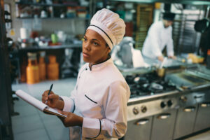 Chef trabajando con inventarios soft restaurant Inventarios Soft Restaurant